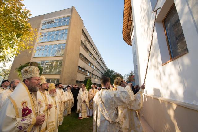 Sărbătoare istorică în Campusul universitar Tudor Vladimirescu: Biserica „Sfântul Mucenic Iulian din Tars” a fost sfințită