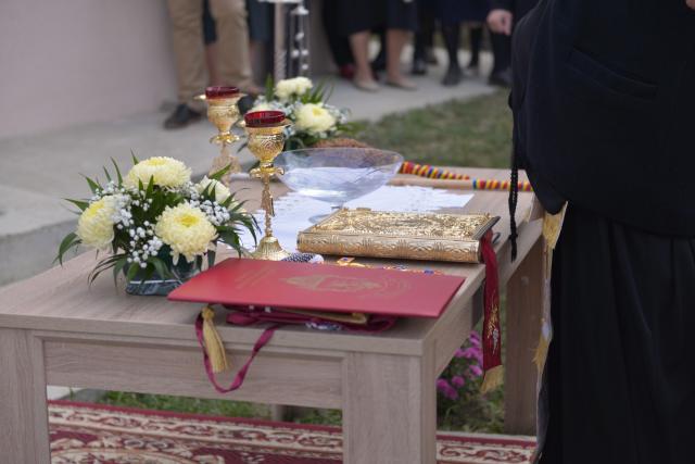 Sfințire de casă parohială în Parohia „Sfinții Mucenici Adrian și Natalia” - Mănăstireni