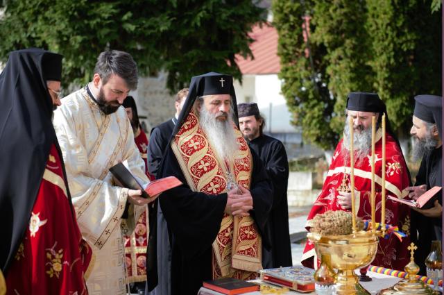 Hram la Mănăstirea Pângărați: „Să viețuim în această lume cât mai aproape de rădăcina Evangheliei și de tinda Bisericii”