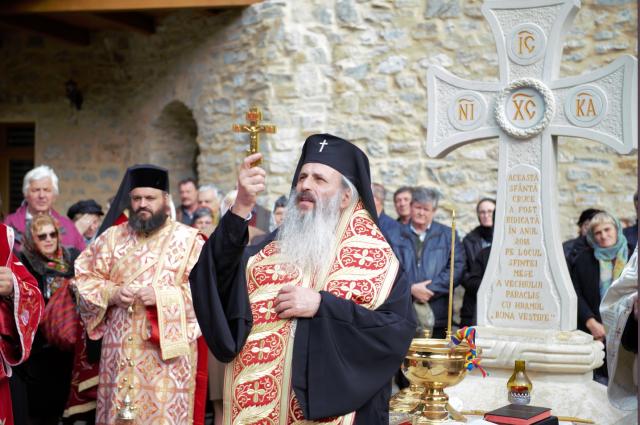 Hram la Mănăstirea Pângărați: „Să viețuim în această lume cât mai aproape de rădăcina Evangheliei și de tinda Bisericii”