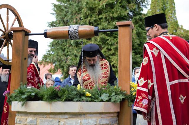 Hram la Mănăstirea Pângărați: „Să viețuim în această lume cât mai aproape de rădăcina Evangheliei și de tinda Bisericii”
