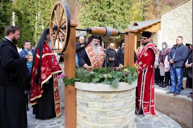 Hram la Mănăstirea Pângărați: „Să viețuim în această lume cât mai aproape de rădăcina Evangheliei și de tinda Bisericii”