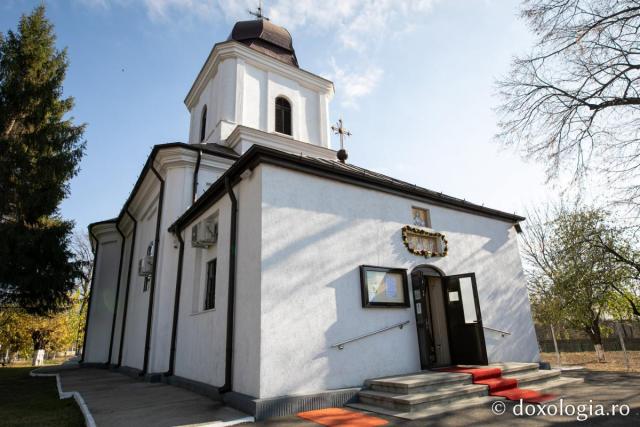Sfinţii Arhangheli Mihail, Gavriil şi Rafail cinstiţi, în duh de rugăciune, la Biserica „Sfinţii Voievozi” - Roşca