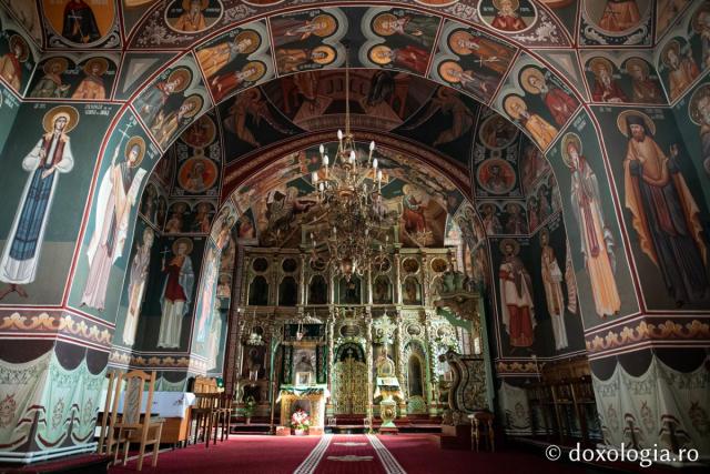 Sfinţii Arhangheli Mihail, Gavriil şi Rafail cinstiţi, în duh de rugăciune, la Biserica „Sfinţii Voievozi” - Roşca