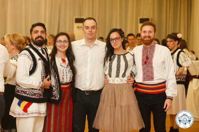 Bucurie în port popular la Centrul de evenimente AGORA din Iaşi: Tinerii ieşeni la o seară românească