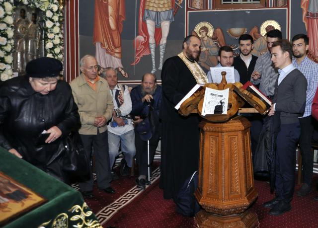 Sfinţii Arhangheli Mihail, Gavriil şi Rafail cinstiţi, în duh de rugăciune, la Biserica „Sfinţii Voievozi” - Roşca