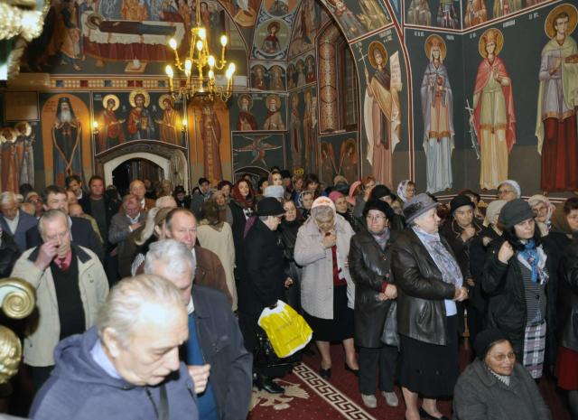 Sfinţii Arhangheli Mihail, Gavriil şi Rafail cinstiţi, în duh de rugăciune, la Biserica „Sfinţii Voievozi” - Roşca