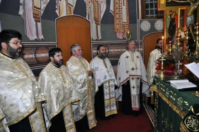 Sfinţii Arhangheli Mihail, Gavriil şi Rafail cinstiţi, în duh de rugăciune, la Biserica „Sfinţii Voievozi” - Roşca