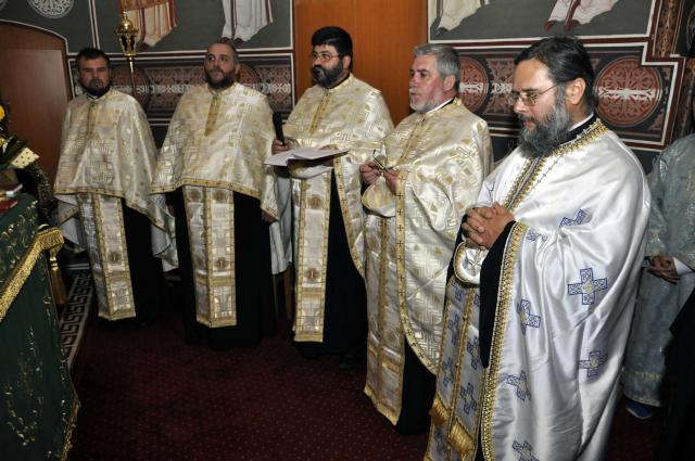 Sfinţii Arhangheli Mihail, Gavriil şi Rafail cinstiţi, în duh de rugăciune, la Biserica „Sfinţii Voievozi” - Roşca