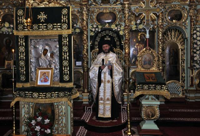 Sfinţii Arhangheli Mihail, Gavriil şi Rafail cinstiţi, în duh de rugăciune, la Biserica „Sfinţii Voievozi” - Roşca