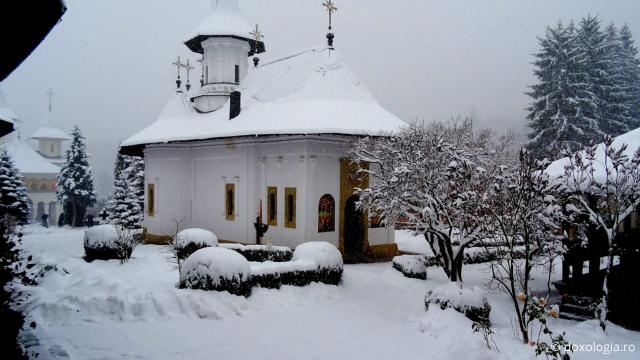 (Foto) Început de iarnă la Mănăstirea Sihăstria