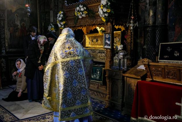 Ierarhi şi teologi participanţi la „Întâlnirea cu duhovnicul”, în rugăciune la Sfântul Paisie