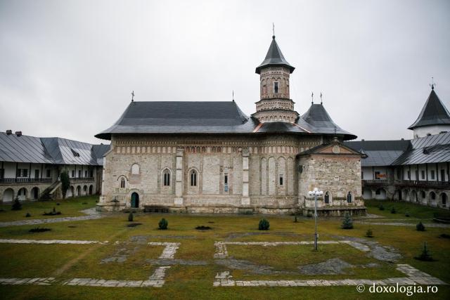Ierarhi şi teologi participanţi la „Întâlnirea cu duhovnicul”, în rugăciune la Sfântul Paisie