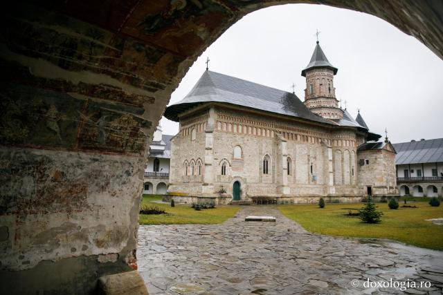 Ierarhi şi teologi participanţi la „Întâlnirea cu duhovnicul”, în rugăciune la Sfântul Paisie