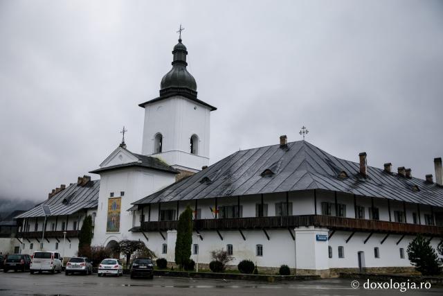 Ierarhi şi teologi participanţi la „Întâlnirea cu duhovnicul”, în rugăciune la Sfântul Paisie