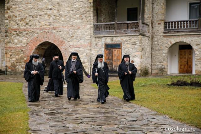 Ierarhi şi teologi participanţi la „Întâlnirea cu duhovnicul”, în rugăciune la Sfântul Paisie