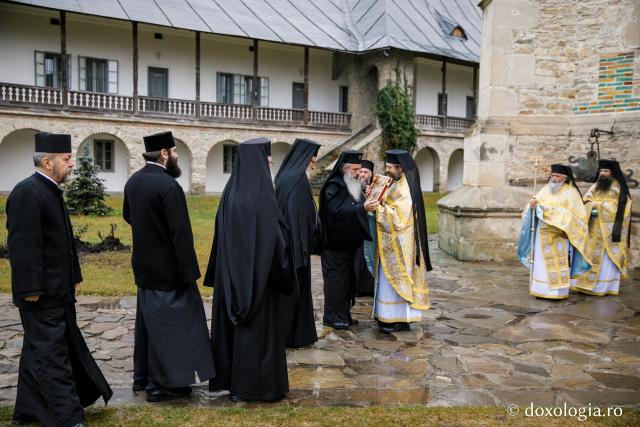 Ierarhi şi teologi participanţi la „Întâlnirea cu duhovnicul”, în rugăciune la Sfântul Paisie