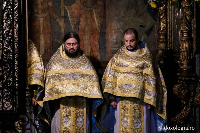 Ierarhi şi teologi participanţi la „Întâlnirea cu duhovnicul”, în rugăciune la Sfântul Paisie