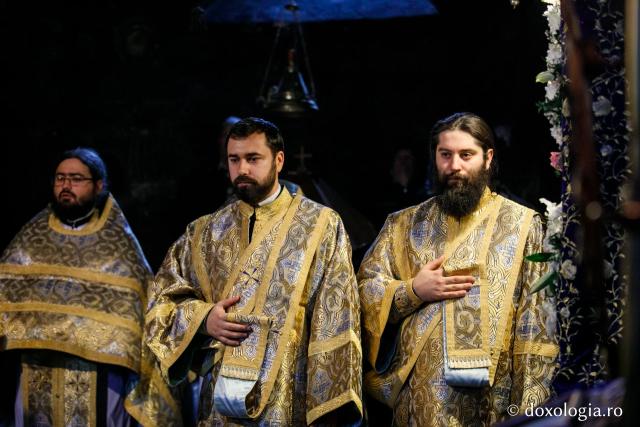 Ierarhi şi teologi participanţi la „Întâlnirea cu duhovnicul”, în rugăciune la Sfântul Paisie