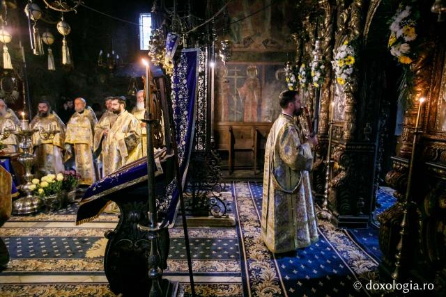 Ierarhi şi teologi participanţi la „Întâlnirea cu duhovnicul”, în rugăciune la Sfântul Paisie