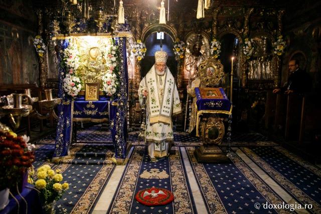 Ierarhi şi teologi participanţi la „Întâlnirea cu duhovnicul”, în rugăciune la Sfântul Paisie