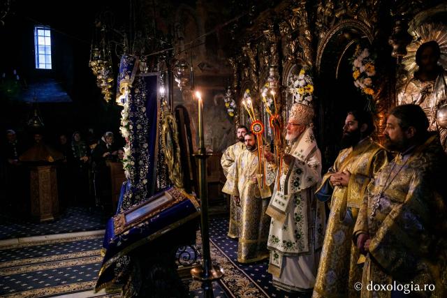 Ierarhi şi teologi participanţi la „Întâlnirea cu duhovnicul”, în rugăciune la Sfântul Paisie