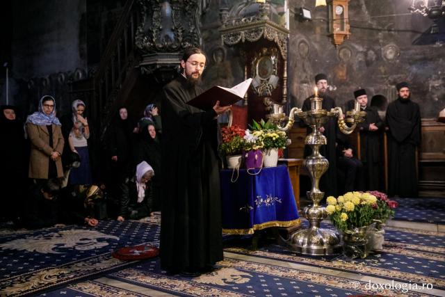 Ierarhi şi teologi participanţi la „Întâlnirea cu duhovnicul”, în rugăciune la Sfântul Paisie