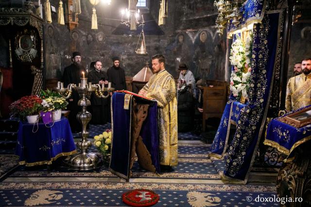 Ierarhi şi teologi participanţi la „Întâlnirea cu duhovnicul”, în rugăciune la Sfântul Paisie