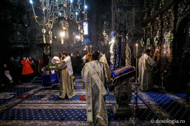 Ierarhi şi teologi participanţi la „Întâlnirea cu duhovnicul”, în rugăciune la Sfântul Paisie