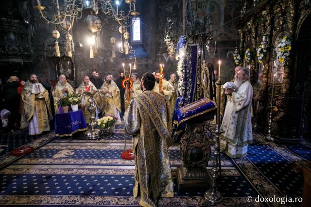 Ierarhi şi teologi participanţi la „Întâlnirea cu duhovnicul”, în rugăciune la Sfântul Paisie