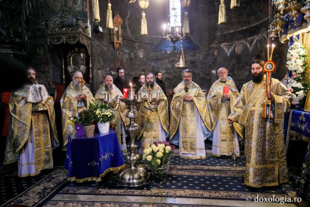 Ierarhi şi teologi participanţi la „Întâlnirea cu duhovnicul”, în rugăciune la Sfântul Paisie