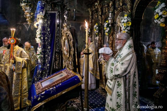 Ierarhi şi teologi participanţi la „Întâlnirea cu duhovnicul”, în rugăciune la Sfântul Paisie