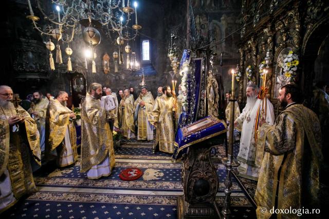 Ierarhi şi teologi participanţi la „Întâlnirea cu duhovnicul”, în rugăciune la Sfântul Paisie
