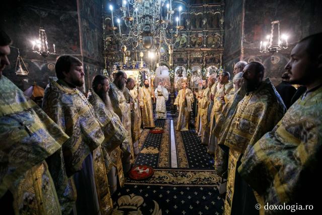 Ierarhi şi teologi participanţi la „Întâlnirea cu duhovnicul”, în rugăciune la Sfântul Paisie