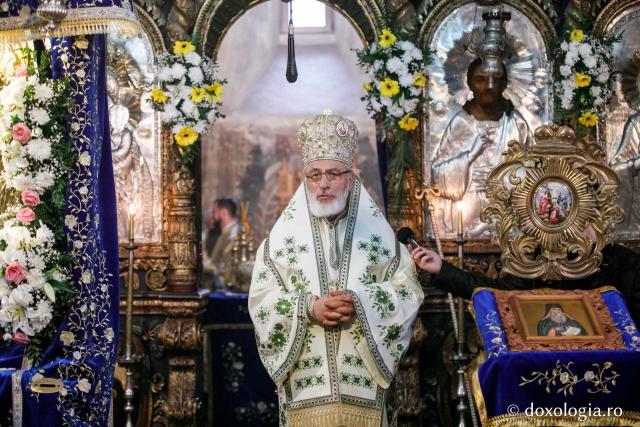 Ierarhi şi teologi participanţi la „Întâlnirea cu duhovnicul”, în rugăciune la Sfântul Paisie