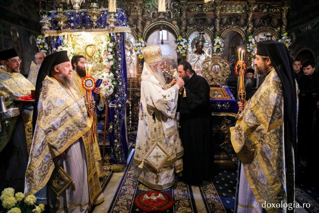 Ierarhi şi teologi participanţi la „Întâlnirea cu duhovnicul”, în rugăciune la Sfântul Paisie