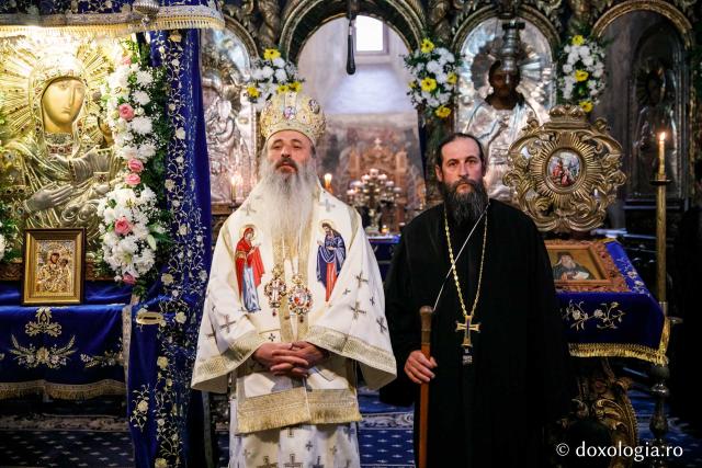 Ierarhi şi teologi participanţi la „Întâlnirea cu duhovnicul”, în rugăciune la Sfântul Paisie