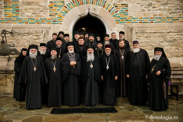 Ierarhi şi teologi participanţi la „Întâlnirea cu duhovnicul”, în rugăciune la Sfântul Paisie