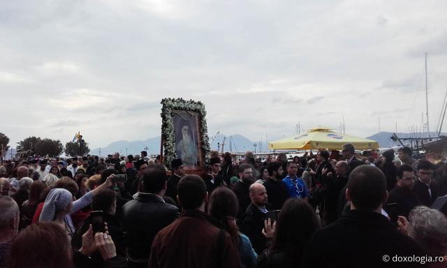(Foto) Procesiune cu moaștele Sfântului Ierarh Nectarie în Insula Eghina – 9 noiembrie 2018