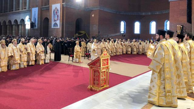 Patriarhii Teofil al Ierusalimului și Daniel al României au oficiat Sfânta Liturghie la primul hram al Catedralei Naționale