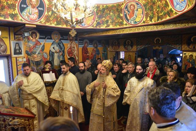Liturghie arhierească şi sfinţire de casă socială la Parohia Rotărie: „Atunci când ne îmbogățim în Dumnezeu avem de toate”