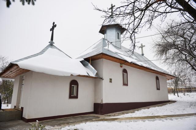Liturghie arhierească şi sfinţire de casă socială la Parohia Rotărie: „Atunci când ne îmbogățim în Dumnezeu avem de toate”