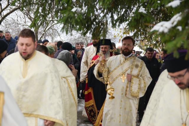Liturghie arhierească şi sfinţire de casă socială la Parohia Rotărie: „Atunci când ne îmbogățim în Dumnezeu avem de toate”