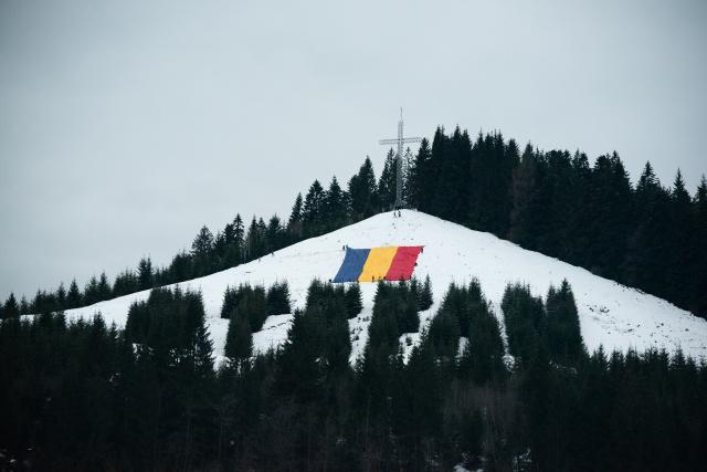 (Foto) Cu Steagul României și cu torțe aprinse – studenții au sărbătorit la Mănăstirea Putna încheierea Anului Centenar