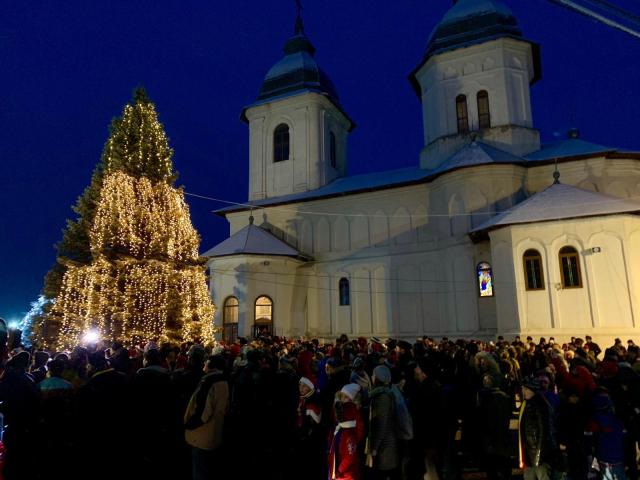 Peste 1400 de copii au primit daruri din partea Episcopiei Hușilor