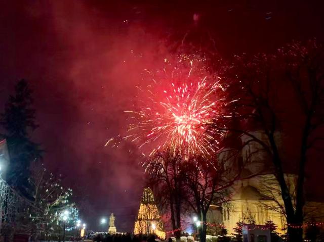 Peste 1400 de copii au primit daruri din partea Episcopiei Hușilor