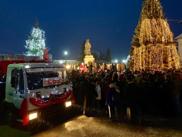 Peste 1400 de copii au primit daruri din partea Episcopiei Hușilor