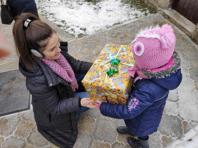 Darul din cutia de pantofi a ajuns la copiii din Republica Moldova