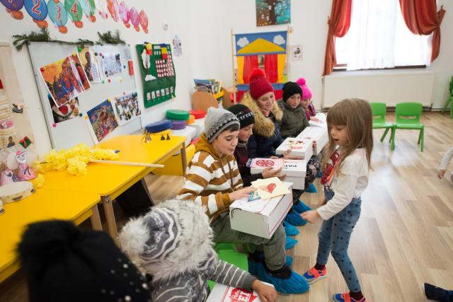 Copiii din Runcu au primit daruri de Sfântul Nicolae în cadrul Proiectului „Cutia cu papucei pentru Ei”: „A fost o zi pe care nu o vom uita niciodată”