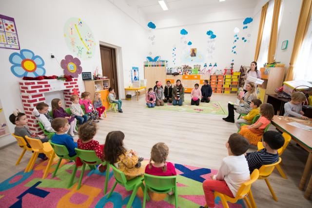 Copiii din Runcu au primit daruri de Sfântul Nicolae în cadrul Proiectului „Cutia cu papucei pentru Ei”: „A fost o zi pe care nu o vom uita niciodată”